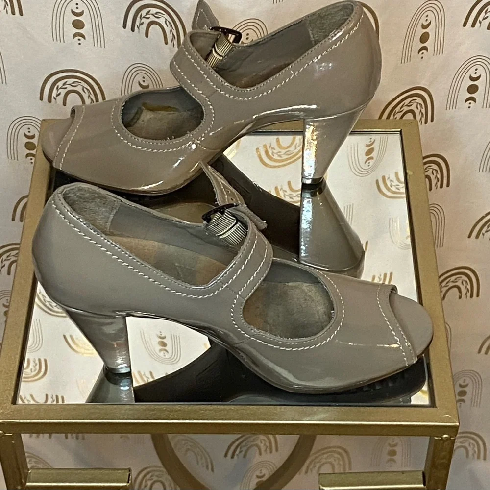 AEROSOLES Gray Heels with Modern Design